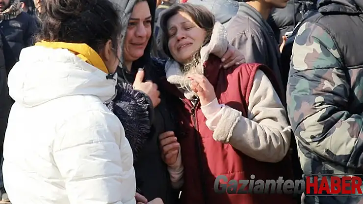 Enkazda iki kardeş ve babalarının yaşam umudu: Üç kez duvara vurdular