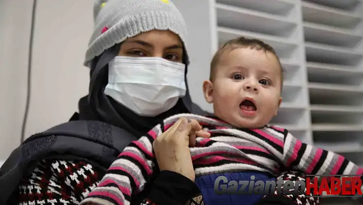 Enkazdan kurtarılırken ayrılan anne ile 9 aylık bebeği hastanede buluştu