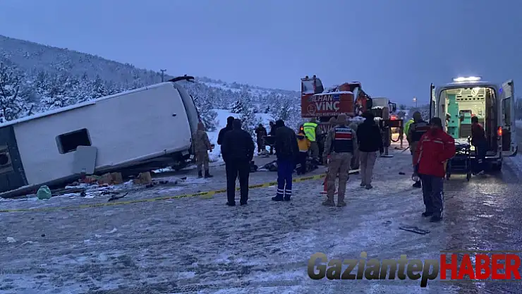 Erzincan'da yolcu otobüsü şarampole devrildi: 2 ölü, 21 yaralı