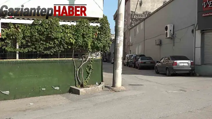Kiracı, evinden çıkardığı için ev sahibini kahvede otururken sırtından vurdu.