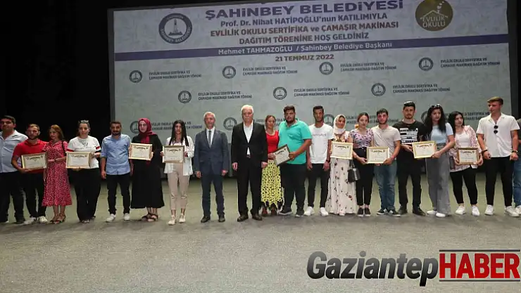 Evlilik okulunda Nihat Hatipoğlu çiftlere evliliğin önemi ile ilgili bilgiler verdi