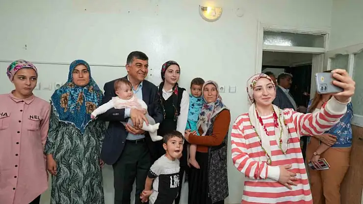 Fadıloğlu, çocuklar ve yaşlılarla ilgilendi.