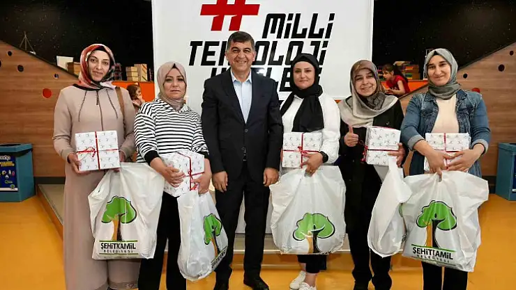 Fadıloğlu, dereceye giren anneleri ödüllendirdi