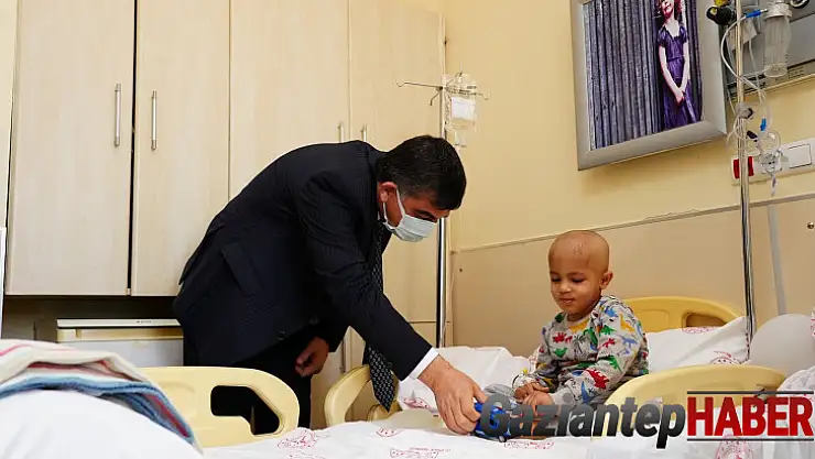 Fadıloğlu'ndan lösemili çocuklara moral ziyareti