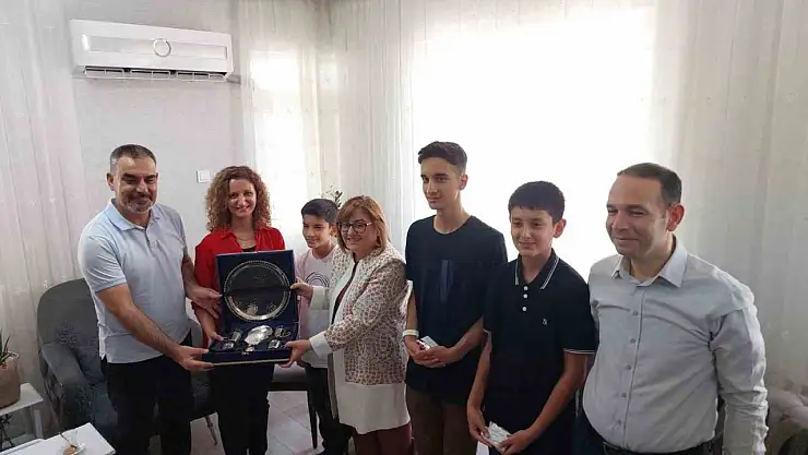 Fatma Şahin'den Türkiye birincisi ağabey-kardeşe tebrik ziyareti