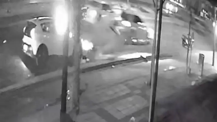 Feci kaza kamerada... Hızla gelen araç, otomobil ve motosiklete çarptı: 1'i ağır 2 yaralı