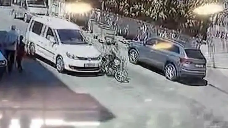 Feci motosiklet kazası güvenlik kamerasına yansıdı