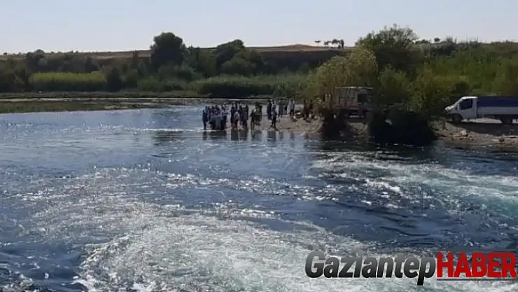 Fırat Nehrine giren 5 kişiden biri boğulurken 4 kişi son anda kurtarıldı