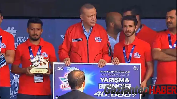 GAÜN öğrencileri ödüllerini Cumhurbaşkanı Erdoğan'dan aldı