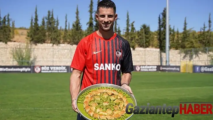 Gaziantep FK, Kevin Mirallas'ı baklava ile karşıladı