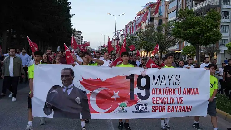 Gaziantep'te 19 Mayıs 'Bayraklı Gençlik Yürüyüşü' ile kutlandı