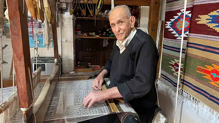 Gaziantep'te 3 metrekarelik dükkanda ürettiği kilimleri dünyaya ihraç ediyor