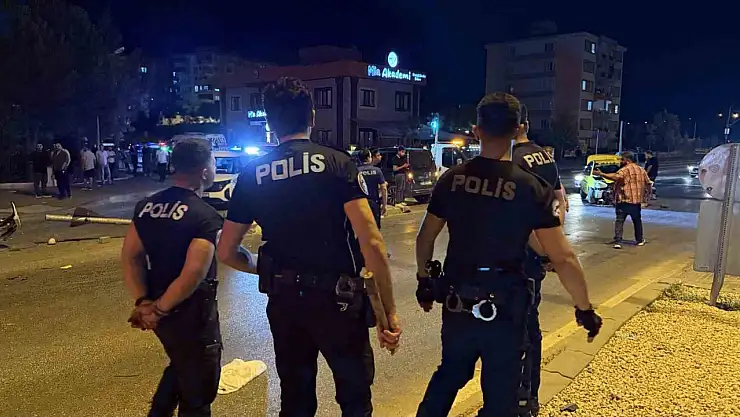 Gaziantep'te 3 otomobilin karıştığı kazada ortalık savaş alanına döndü: 6 yaralı, 12 gözaltı
