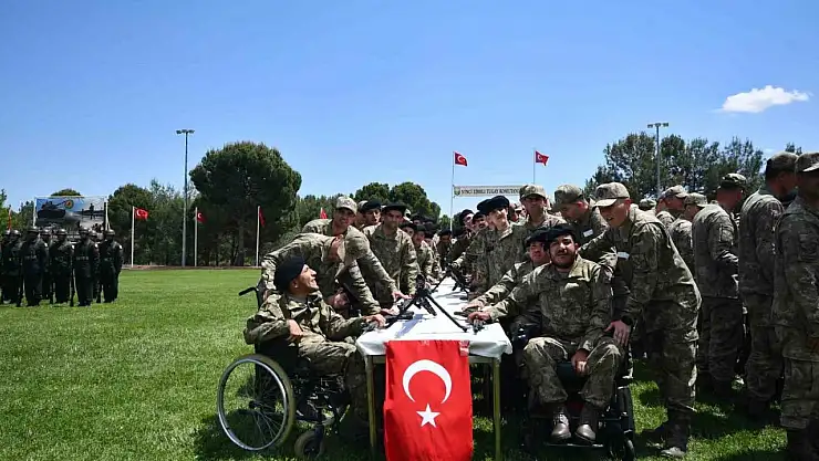 Gaziantep'te 95 özel ihtiyaçlı genç bir günlüğüne asker oldu