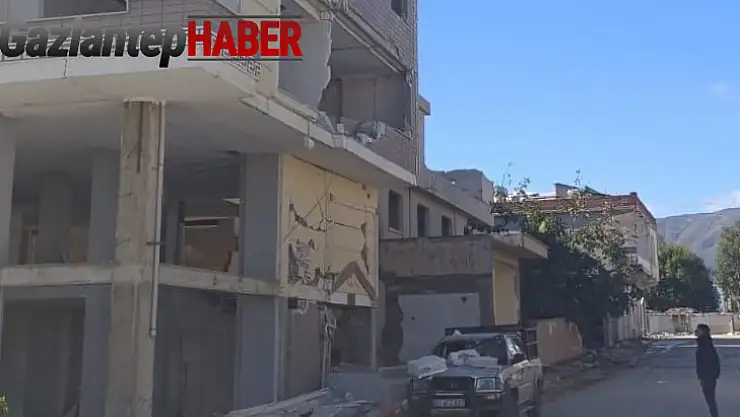 Gaziantep'te ağır hasarlı binanın duvarı aracın üzerine çöktü