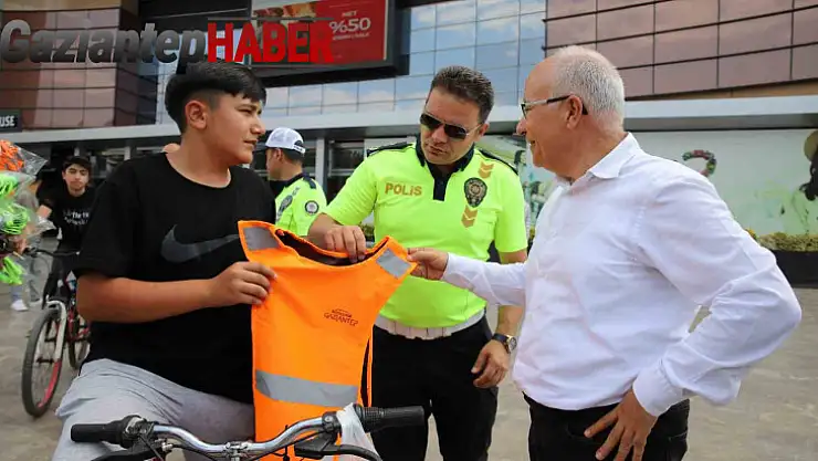 Gaziantep'te bisiklet ve scooter sürücülerine reflektörlü yelek dağıtıldı