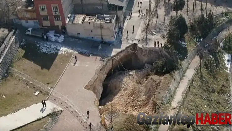 Gaziantep'te deprem sonrası dev obruk oluştu