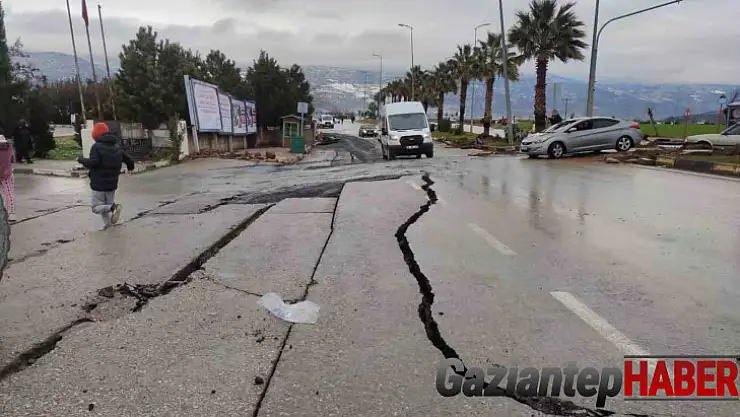 Gaziantep'te deprem sonrası hastanesi bahçesi ve yoldaki asfalt böyle ayrıldı