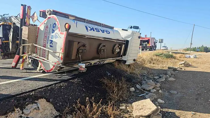 Gaziantep'te devrilen yakıt tankerinin sürücüsü yaralandı: İtfaiye önlem aldı