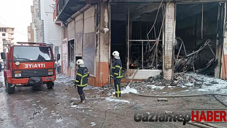 Gaziantep'te ecza deposunda korkutan yangın