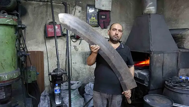 Gaziantep'te el emeğiyle yapılan insan boyundaki et satırı alıcısını bekliyor
