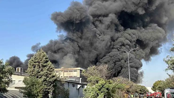 Gaziantep'te geri dönüşüm tesisinde büyük yangın
