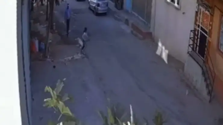 Gaziantep'te güpegündüz çocuk kaçırma girişimi son anda engellendi