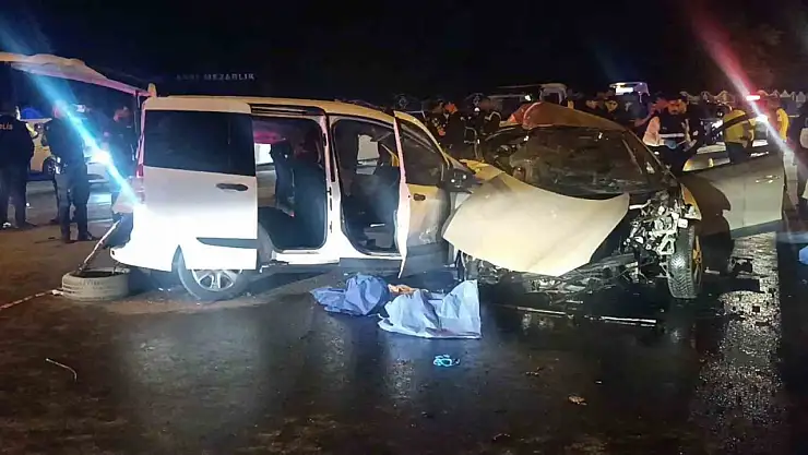 Gaziantep'te iki araç kafa kafaya çarpıştı: 5 ölü, 2 yaralı