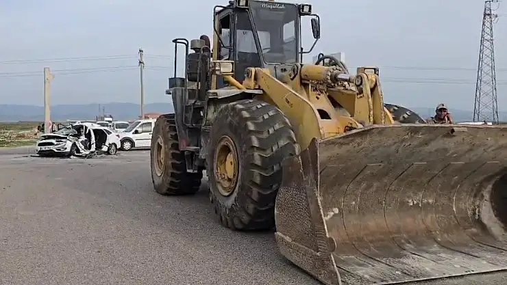 Gaziantep'te iş makinesi ile otomobil çarpıştı: 1 ölü, 4 yaralı