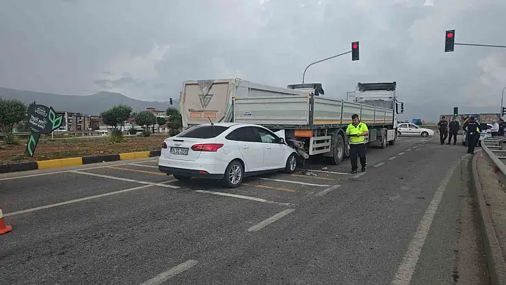 Gaziantep'te ışıkta bekleyen tıra çarpan otomobilin sürücüsü yaralandı