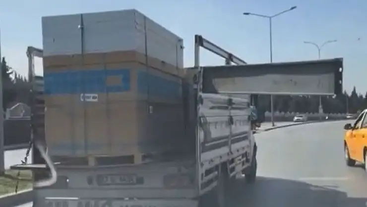 Gaziantep'te kasası açık halde seyreden kamyonet tehlike saçtı