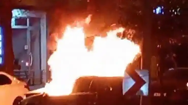 Gaziantep'te kaza sonrası alev alan otomobil kullanılamaz hale geldi