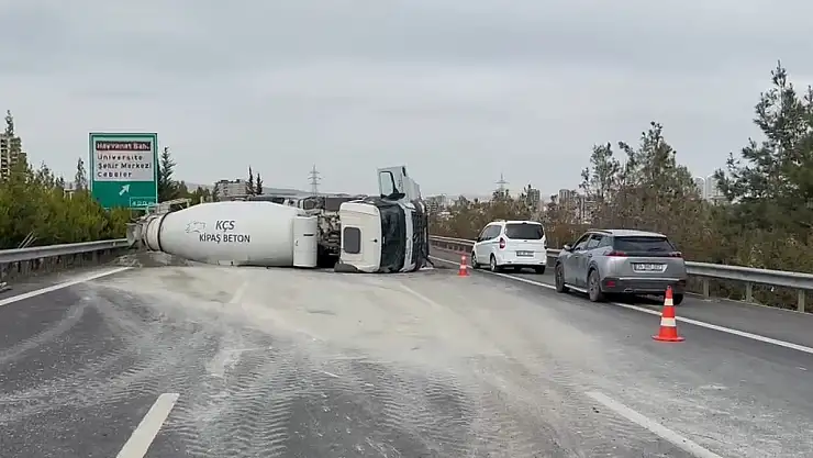 Gaziantep'te kontrolden çıkan beton mikseri devrildi: 1 yaralı