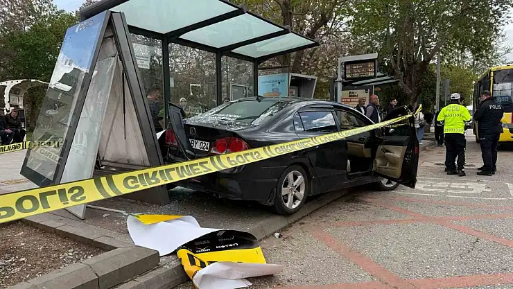 Gaziantep'te kontrolden çıkan otomobil, otobüs durağına daldı: 5 yaralı