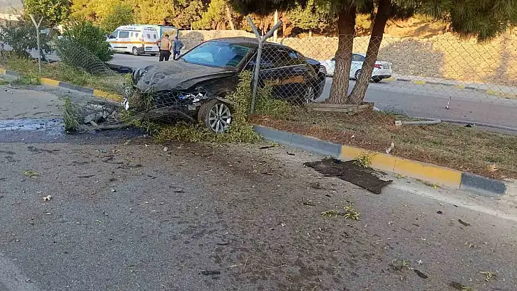 Gaziantep'te kontrolü kaybolan otomobil refüje çıktı: 1 yaralı