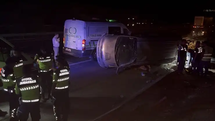 Gaziantep'te lastiği patlayan minibüs taklalar atarak devrildi: 2 ölü, 8 yaralı
