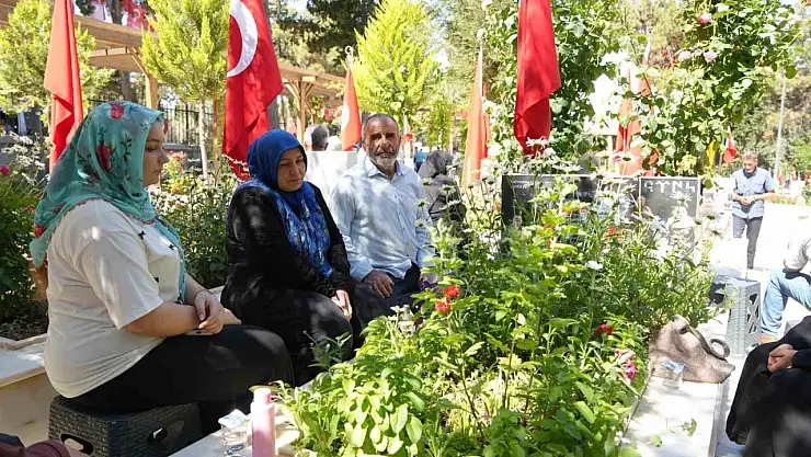 Gaziantep'te mezarlıklar ve şehitlikler Arefe günü doldu taştı