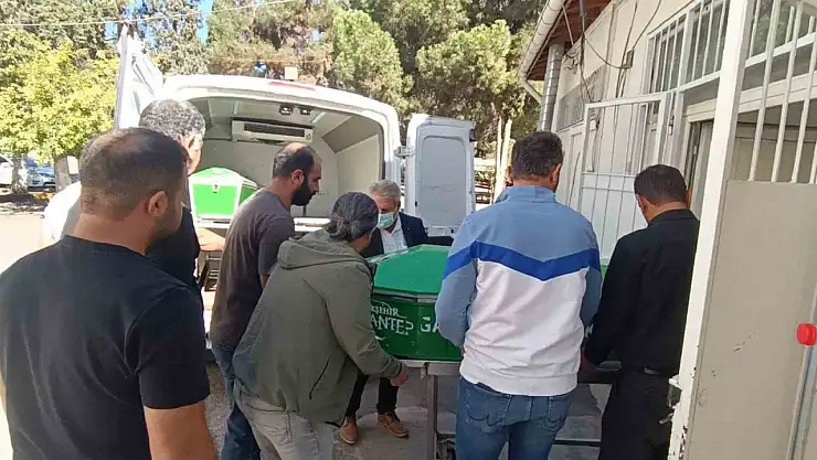 Gaziantep'te park halindeki tıra çarpan otomobildeki 3 kardeşten 2'si öldü