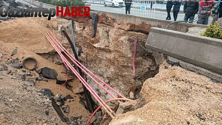 Gaziantep'te sağanak yağış nedeniyle yol çöktü