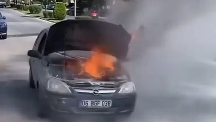 Gaziantep'te seyir halindeki otomobil alev aldı