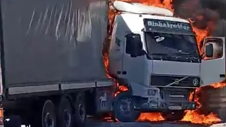 Gaziantep'te seyir halindeki tır alev aldı