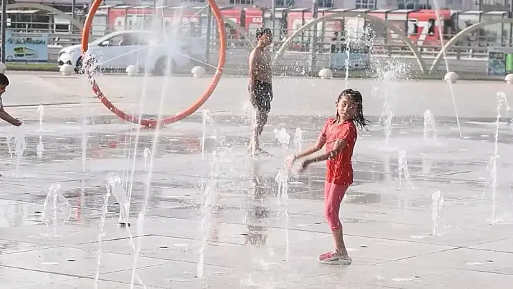 Gaziantep'te sıcaktan bunalan vatandaşlar Şahinbey parklarında serinliyor