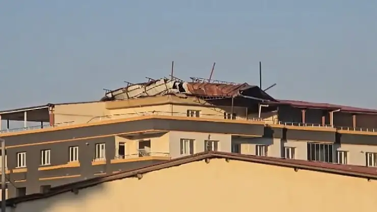 Gaziantep'te şiddetli fırtına hasarlı binanın çatısını uçurdu