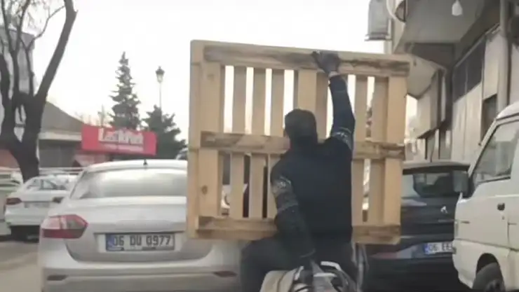 Gaziantep'te tehlikeli yolculuk: Motosiklet üzerinde palet taşıdı