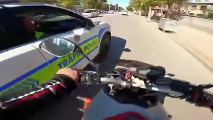 Gaziantep'te trafik kurallarını ihlal eden motosikletliyi polisler çarparak durdurdu
