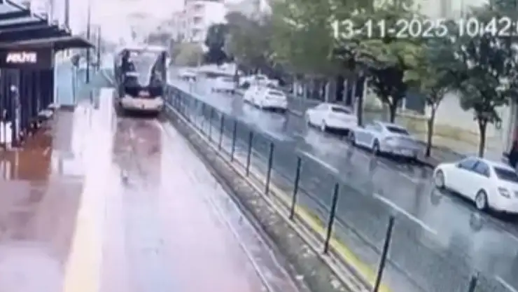 Gaziantep'te tramvaya yıldırım isabet etme anı kamerada