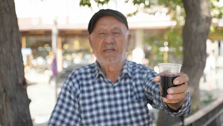 Gaziantep'te usta, 40 yıldır karadut suyu satıyor