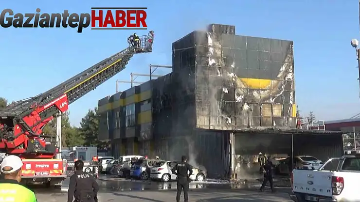 Gaziantep'te yangın paniği: Park halindeki 5 araç küle döndü