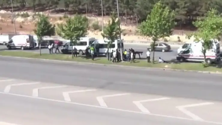 Gaziantep'te yayaya çarpan işçi servisine başka servis çarptı: 1'i ağır 4 yaralı