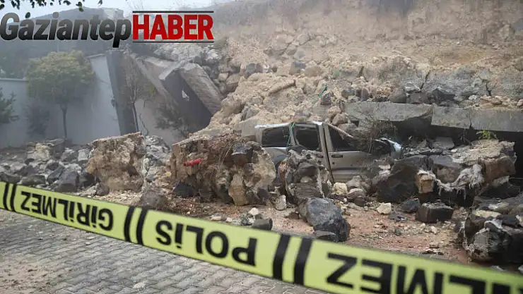 Gaziantep'te yoğun yağış sonrası istinat duvarı araçların üzerine çöktü